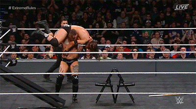 WWE Summerslam: Noche 2 Aleister-Black-Adam-Cole-NXT-Takeover-Philadelphia-chair