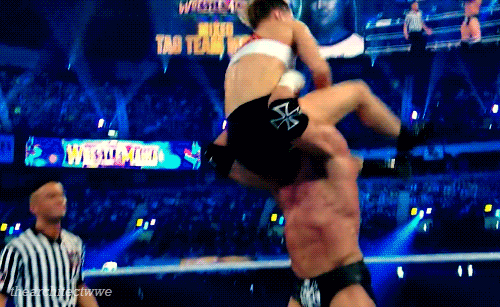 WWE-Wrestlemania-34-Ronda-Rousey-Triple-H-armbar-gif.gif